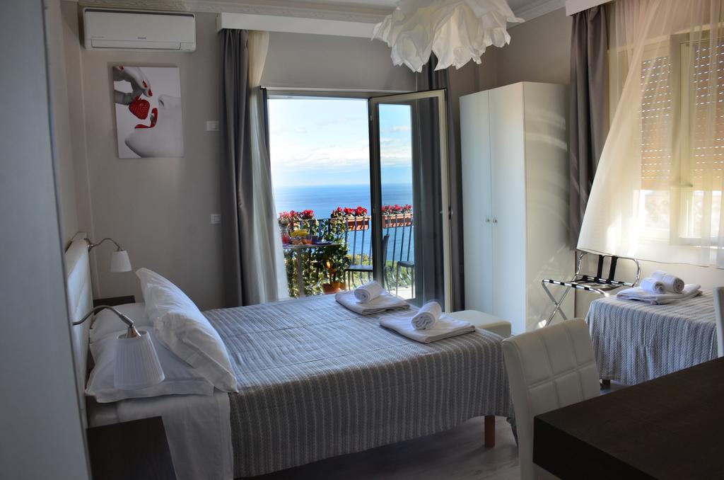 Athena Charming Rooms Таормина Екстериор снимка